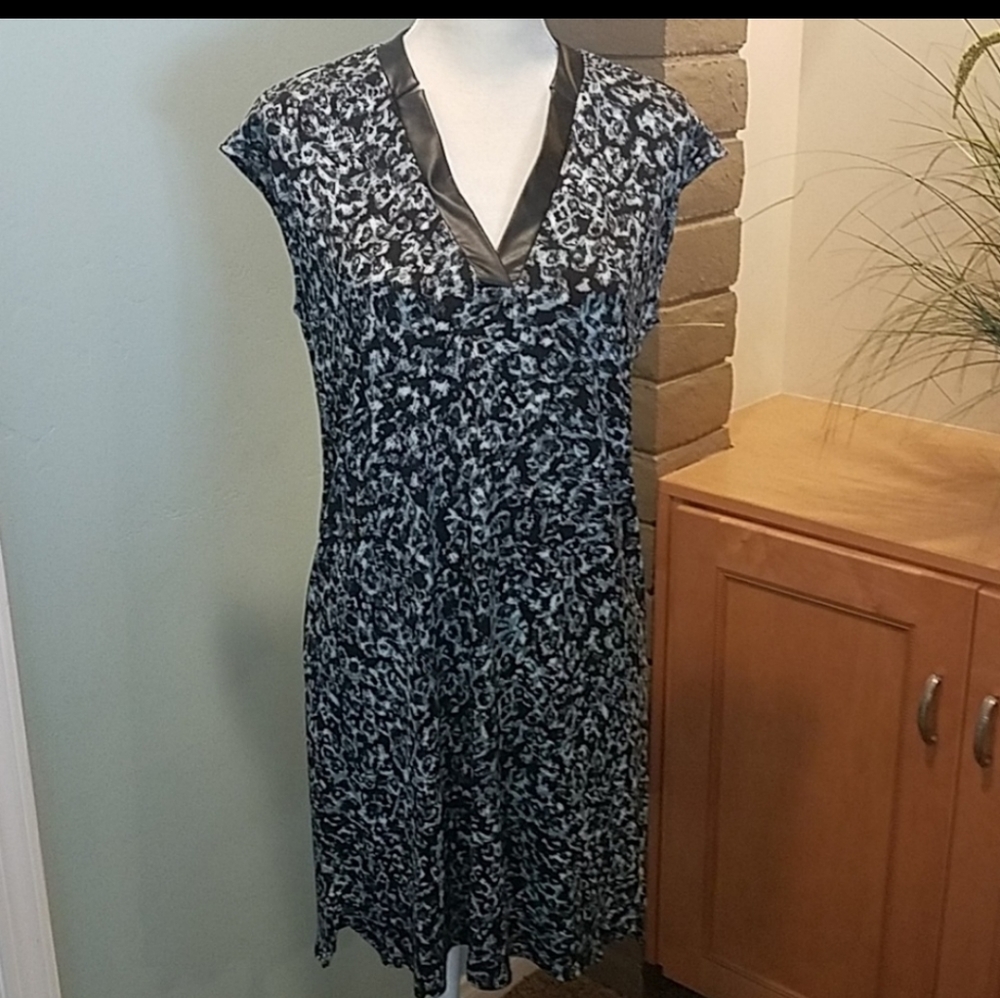BANANA REPUBLIC B/W Sleeveless V Neck Tunic Dress, Size Small